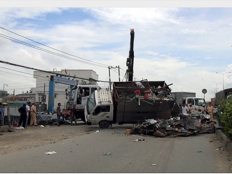 Chiếc xe tải được cho đã đánh lái tránh một phương tiện cùng chiều thì bị lật trên Quốc lộ 1A